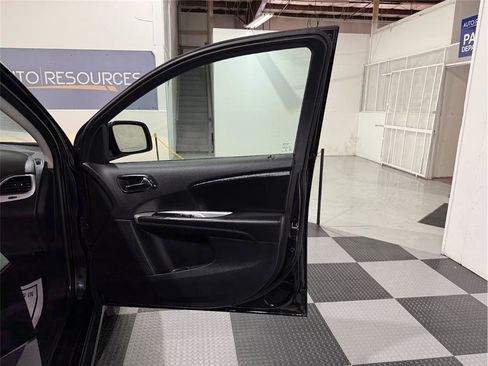 Used 2019 Dodge Journey SE image 30