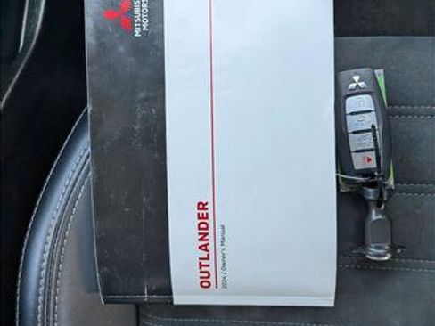 Used 2024 Mitsubishi Outlander SE image 23
