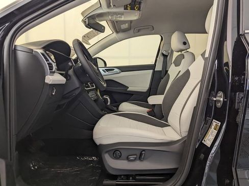 New 2026 Volkswagen Taos SE FWD image 6
