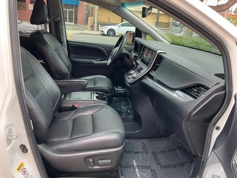 Used 2015 Toyota Sienna SE w/ SE Preferred Package FWD image 16