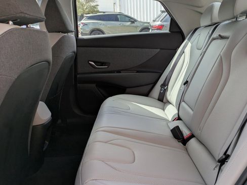 Used 2025 Hyundai Elantra Limited image 13