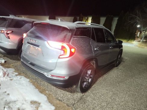 Used 2023 GMC Terrain SLT w/ Infotainment Package II image 4