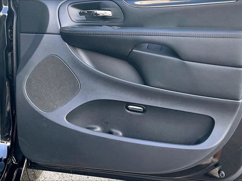 Used 2019 Dodge Grand Caravan SE FWD image 18