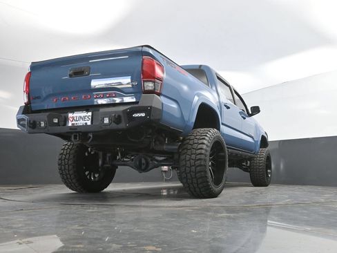 Used 2019 Toyota Tacoma TRD Sport AWD/4WD image 37