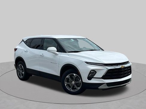 Used 2025 Chevrolet Blazer LT FWD image 2