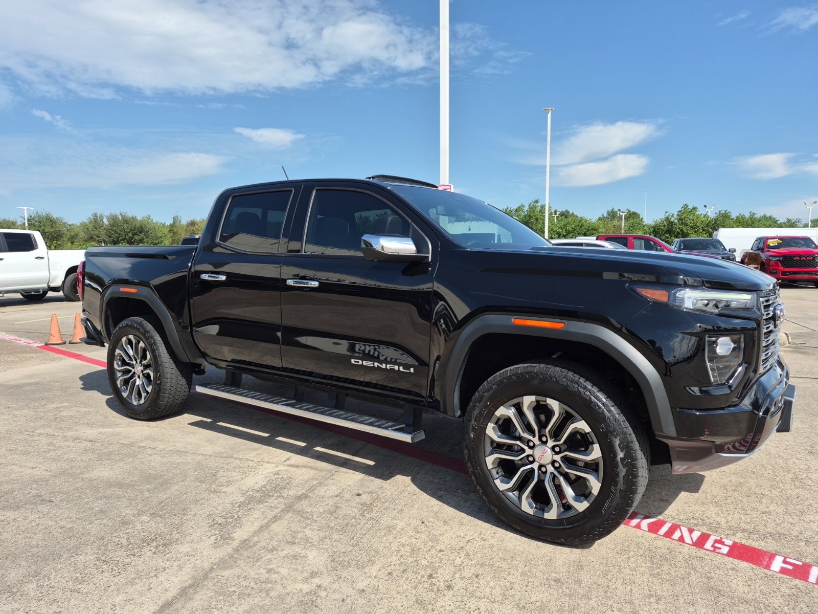 Used 2025 GMC Canyon Denali AWD/4WD image 4