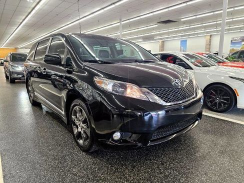 Used 2012 Toyota Sienna SE image 3