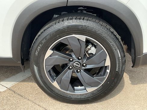 Used 2025 Nissan Rogue SV image 8