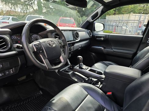 Used 2020 Toyota Tacoma TRD Sport w/ TRD Premium Sport Package AWD/4WD image 12