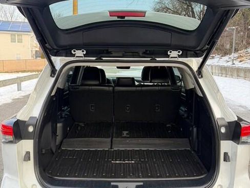 Used 2022 Toyota Highlander XLE image 15