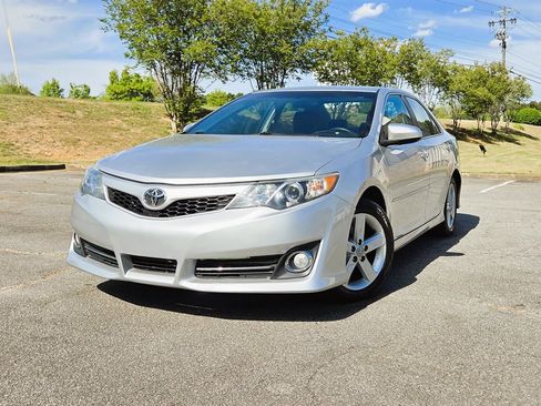 Used 2012 Toyota Camry SE image 2