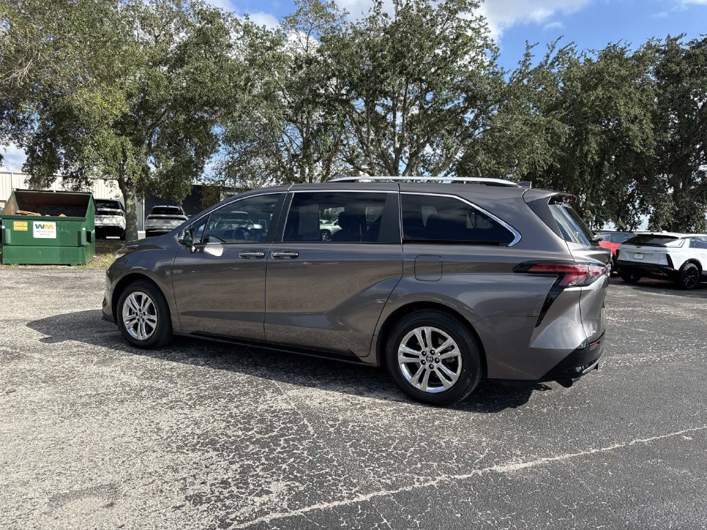 Used 2023 Toyota Sienna Platinum AWD/4WD image 16