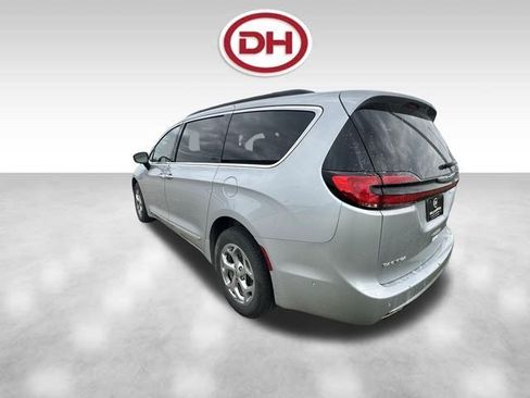 Used 2023 Chrysler Pacifica Limited AWD/4WD image 9