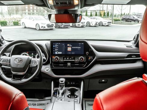 Used 2025 Toyota Highlander XSE image 7