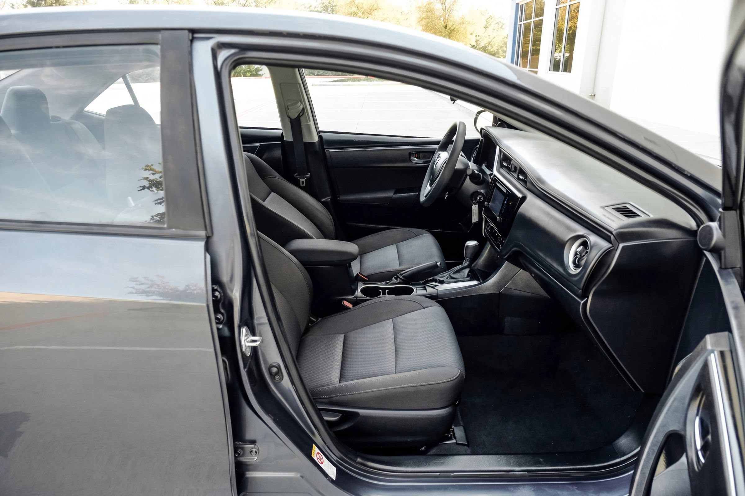 Used 2018 Toyota Corolla LE FWD image 36