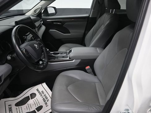 Used 2021 Toyota Highlander Limited image 14
