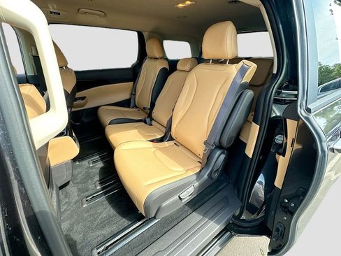 Used 2024 Kia Carnival EX FWD image 24