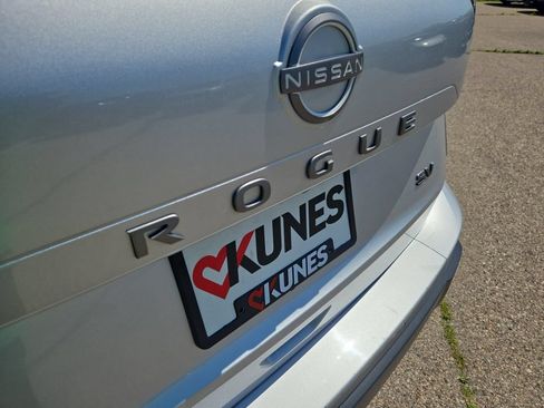 Used 2024 Nissan Rogue SV FWD image 38