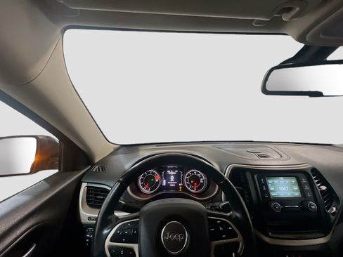 Used 2018 Jeep Cherokee Latitude w/ Altitude Package FWD image 7