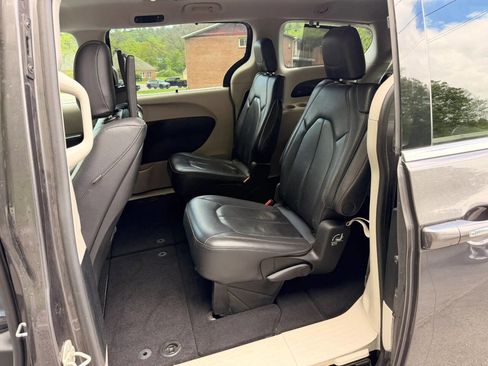 Used 2018 Chrysler Pacifica Touring-L Plus FWD image 17