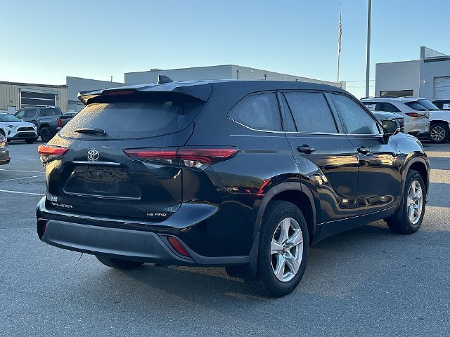 Used 2024 Toyota Highlander LE AWD/4WD image 7