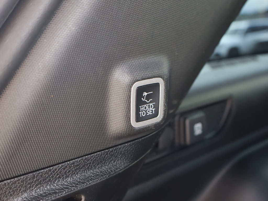 Used 2023 Jeep Grand Cherokee Limited w/ Black Appearance Package AWD/4WD image 15