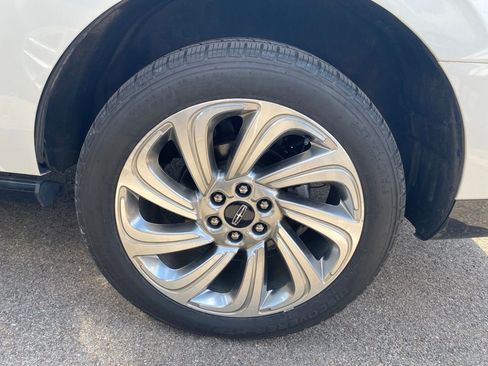 Used 2024 Lincoln Navigator Premiere AWD/4WD image 15