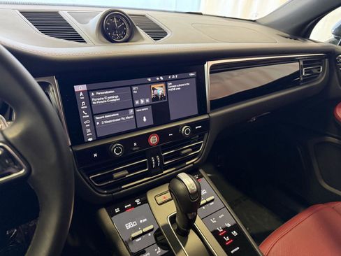 Certified 2025 Porsche Macan image 17