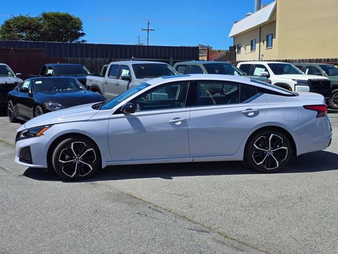 Used 2025 Nissan Altima 2.5 SR w/ SR Premium Package image 4