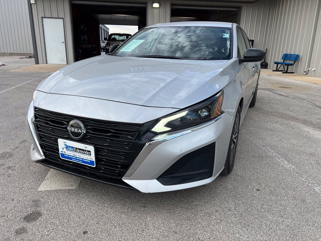 Used 2024 Nissan Altima 2.5 SV FWD image 1