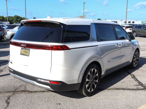 Used 2024 Kia Carnival EX FWD image 4