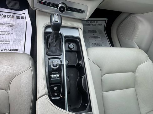 Used 2018 Volvo XC90 T6 Momentum w/ Convenience Package AWD/4WD image 18