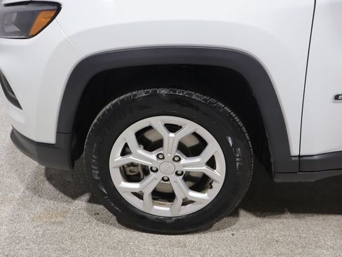 Used 2024 Jeep Compass Latitude AWD/4WD image 8