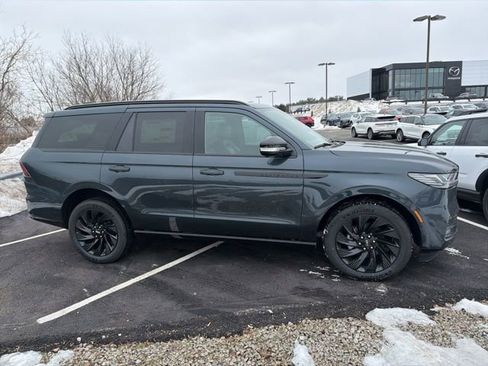 New 2026 Lincoln Navigator Reserve w/ Jet Appearance Package AWD/4WD image 2