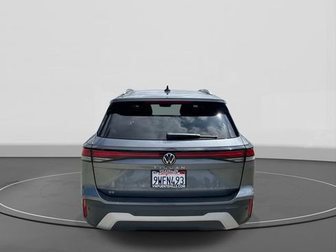 Used 2026 Volkswagen Tiguan SE w/ Panoramic Sunroof Package FWD image 5