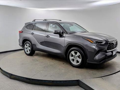 Used 2021 Toyota Highlander L image 11