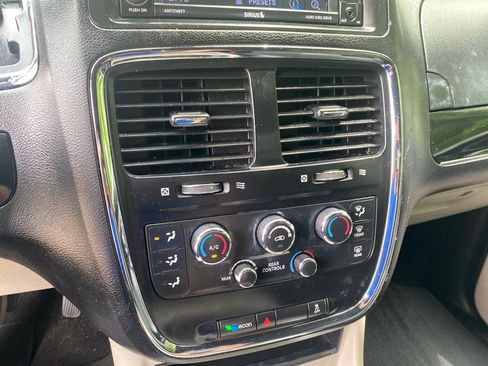Used 2019 Dodge Grand Caravan SXT FWD image 15