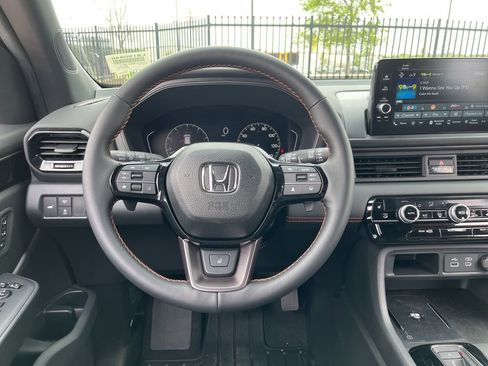 Used 2025 Honda Pilot TrailSport image 19