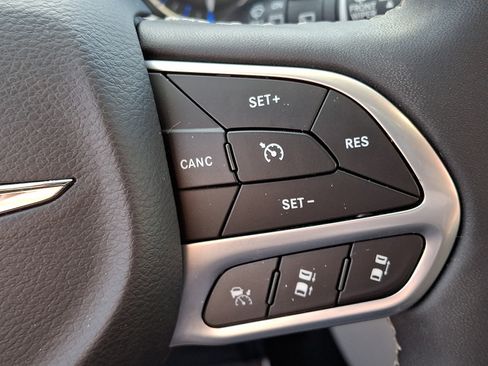 Used 2023 Chrysler Pacifica Touring-L FWD image 23