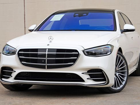 Used 2022 Mercedes-Benz S 500 4MATIC w/ AMG Line Package image 3