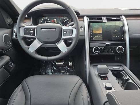 New 2025 Land Rover Discovery Dynamic SE image 17