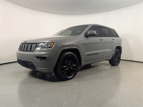 Used 2021 Jeep Grand Cherokee Laredo X image 3