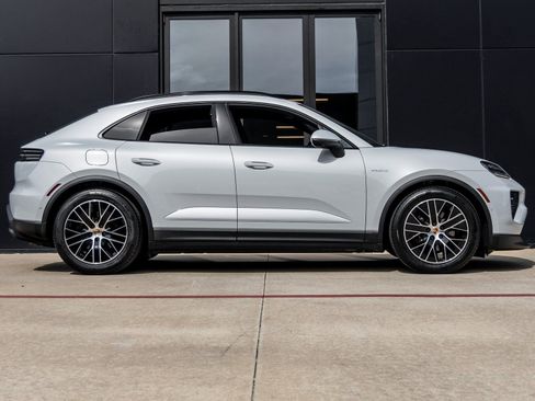 New 2026 Porsche Macan 4 Electric image 12