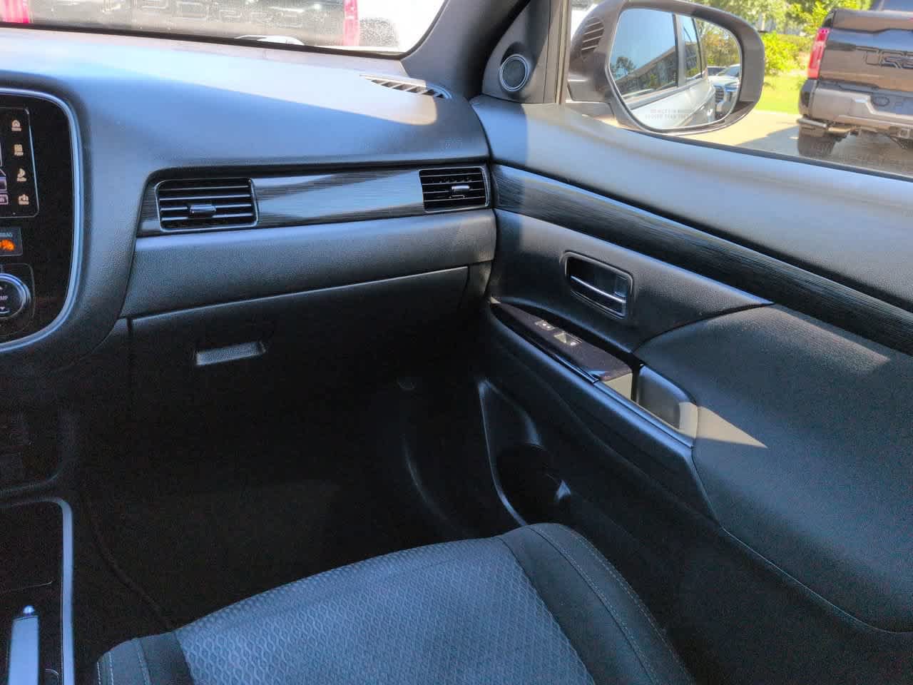 Used 2018 Mitsubishi Outlander LE FWD image 16