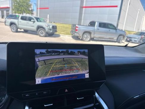 Used 2023 Toyota Venza XLE AWD/4WD image 11