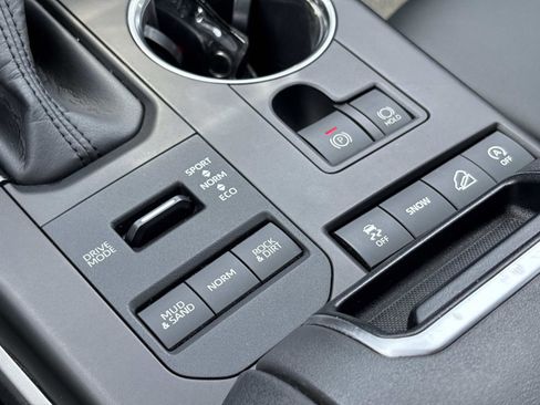Used 2020 Toyota Highlander XLE AWD/4WD image 24