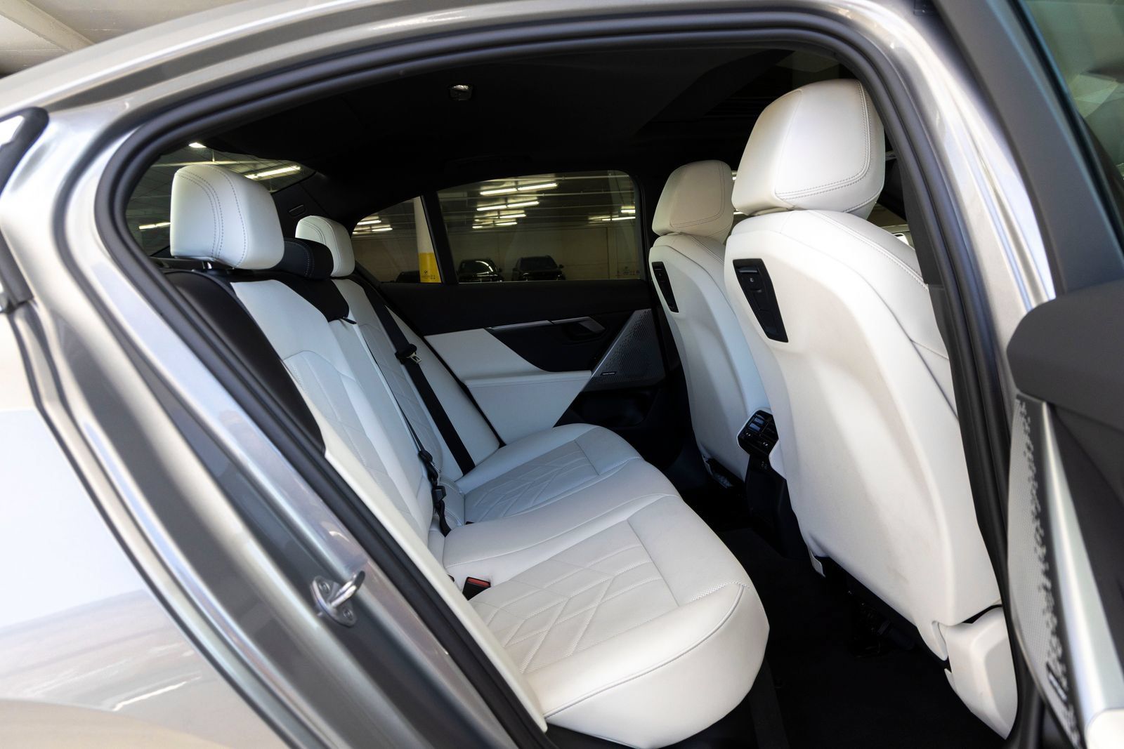 Certified 2025 BMW i5 eDrive40i w/ Premium Package RWD image 25