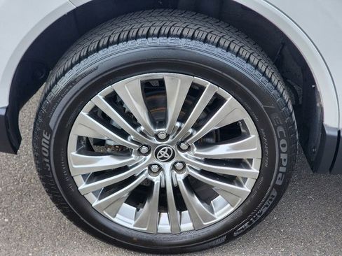 Used 2024 Toyota Venza XLE image 12
