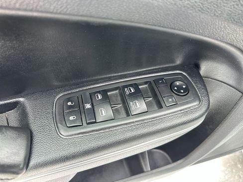 Used 2019 Chrysler 300 Touring w/ Driver Convenience Group image 5