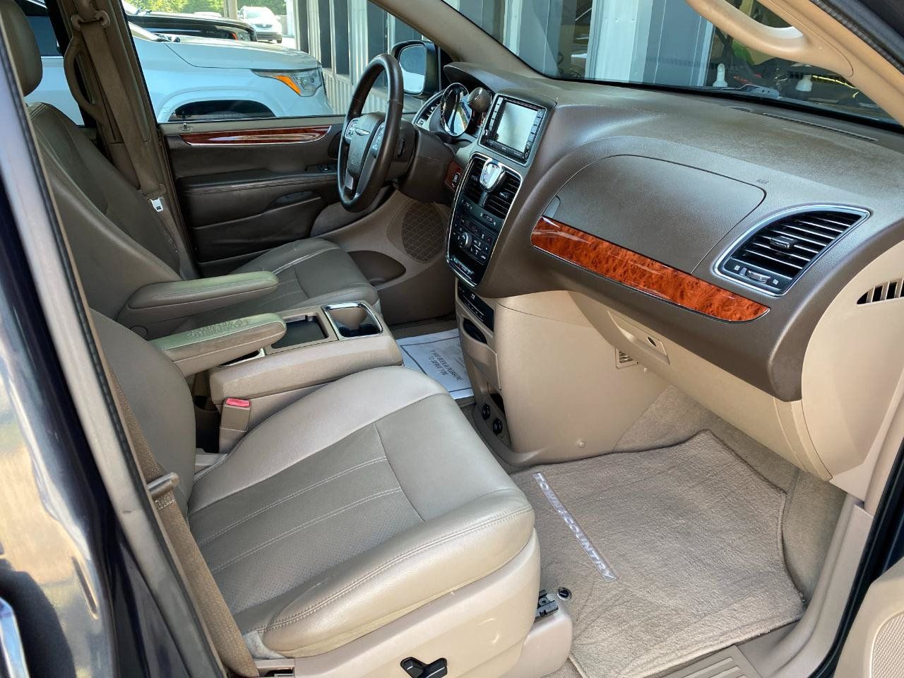 Used 2014 Chrysler Town & Country Touring-L w/ Driver Convenience Group FWD image 16